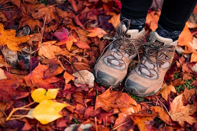 fidel-fernando-Ep_obJAMTIw-unsplash girl in autumn boots
