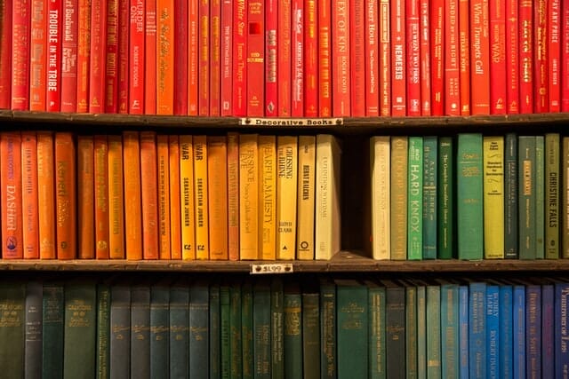 jason-leung-D4YrzSwyIEc-unsplash colour coordinated books